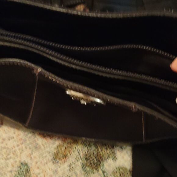 Etienne Aigner Classic purse, 15 inch drop leather strap, middle zip compartment - Picture 4 of 7